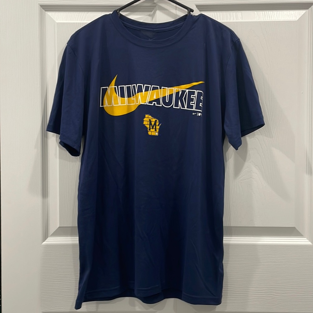 NWT. Milwaukee Brewers Mens Large T-Shirt